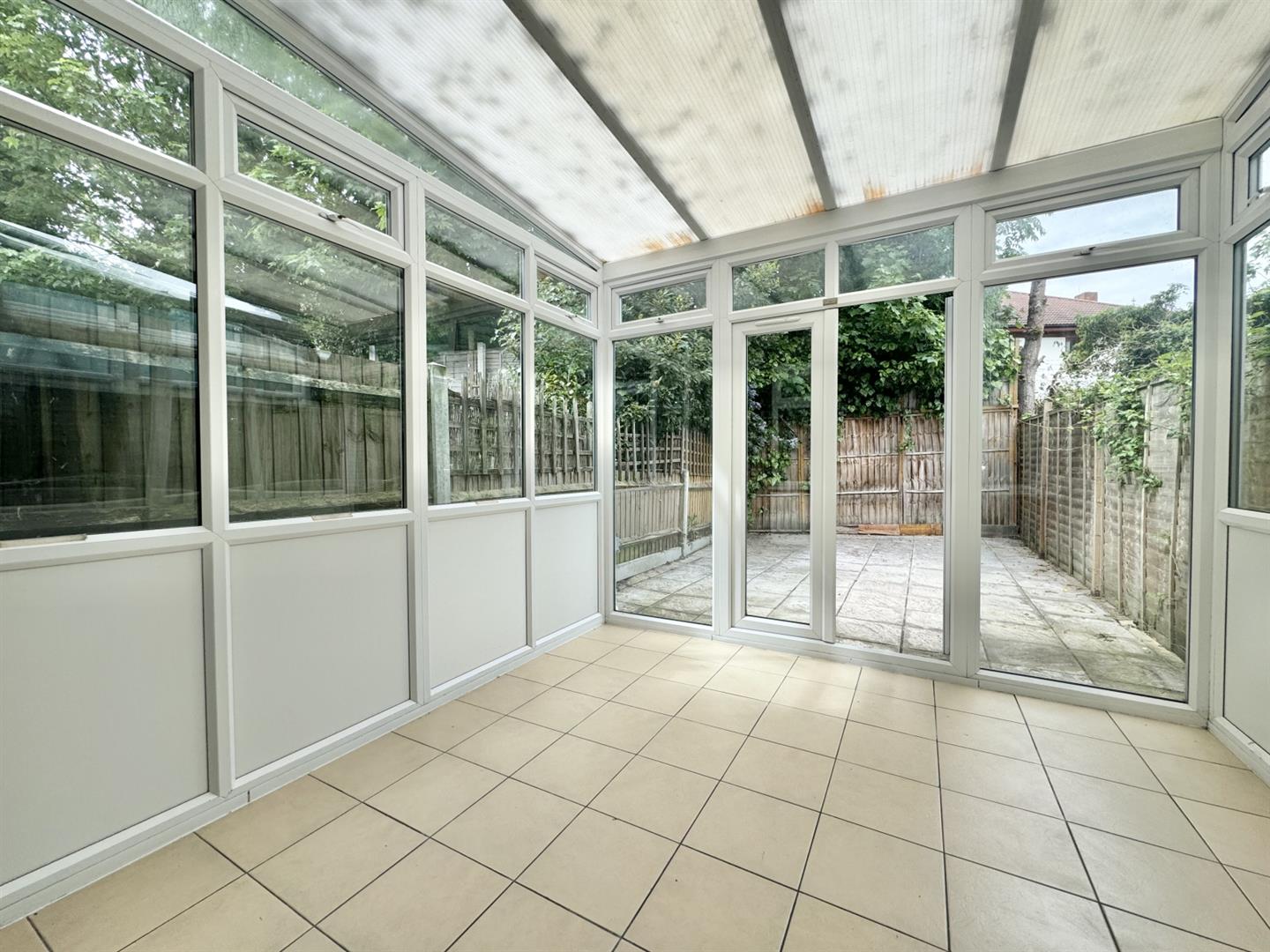 2 bed property in Pine Close, London